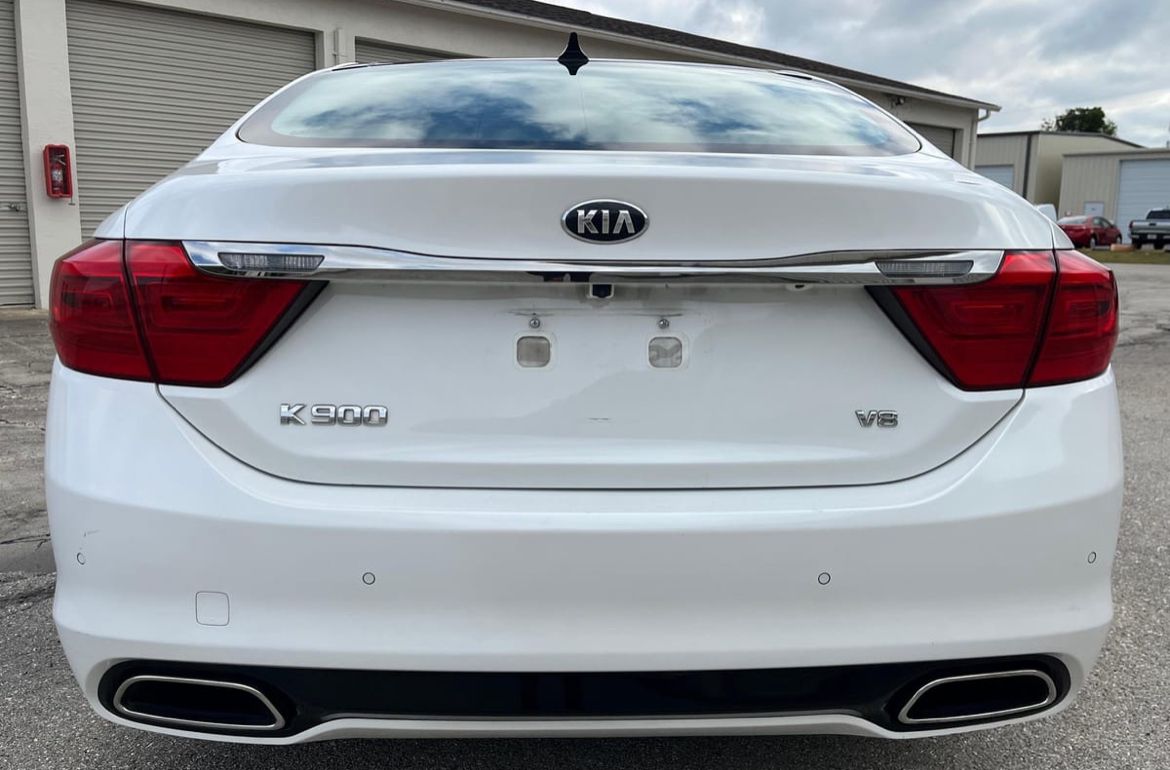 2015 Kia K900 Luxury.